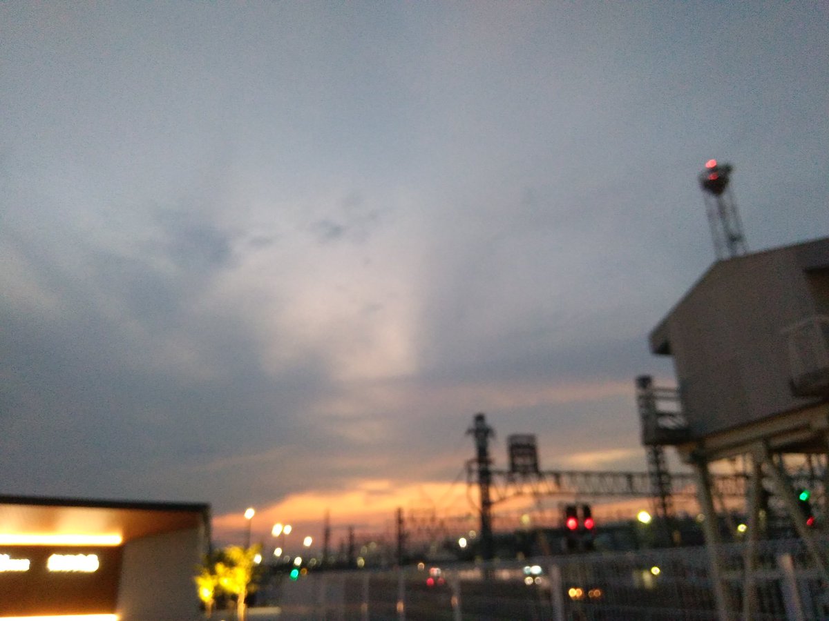 no5sWUx080UVMgw's tweet photo. 杉戸町、古利根川の橋の上、東武動物公園駅の西口からの夕暮れ時です。夏の始まり、夕方は少し涼しいです。
#sunset_time #summer_evening #happy #good_evening
https://t.co/hZ4MVWZ27i https://t.co/FoDRPKGJEe