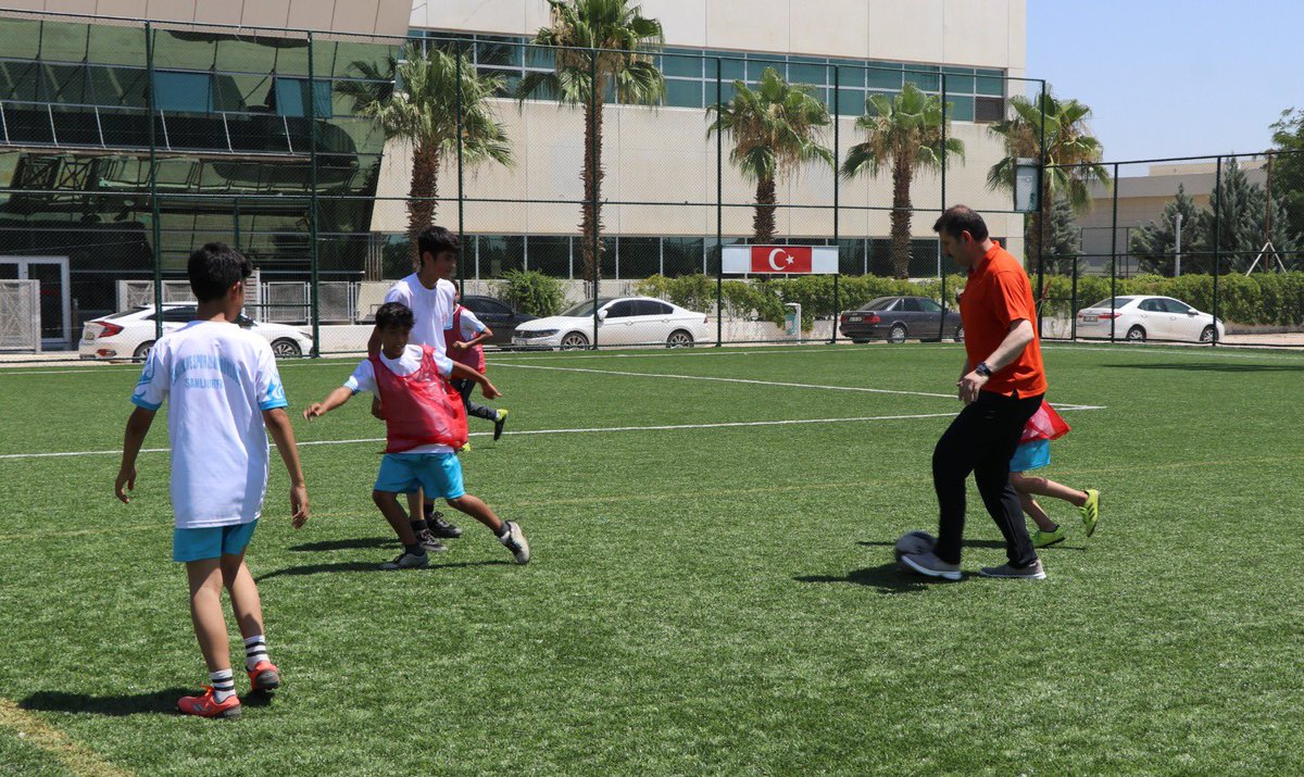 valisalihayhan's tweet photo. Gençlerimizi seviyoruz!

Ve onlarla birlikte olmayı 
seviyoruz!

Bugün Spor Kompleksinde gençlerimizle buluştuk. Pek çok farklı branşta spor aktivitelerinin yapıldığı tesislerimizde evlatlarımızla beraber spor yaptık.

İlimizde sporla tanışmayan gencimiz kalmayana dek çalışacağız https://t.co/3fiE4maUSv