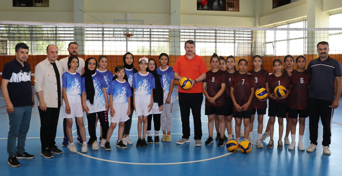 valisalihayhan's tweet photo. Gençlerimizi seviyoruz!

Ve onlarla birlikte olmayı 
seviyoruz!

Bugün Spor Kompleksinde gençlerimizle buluştuk. Pek çok farklı branşta spor aktivitelerinin yapıldığı tesislerimizde evlatlarımızla beraber spor yaptık.

İlimizde sporla tanışmayan gencimiz kalmayana dek çalışacağız https://t.co/3fiE4maUSv