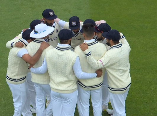 Wisden_Asia's tweet photo. Virat Kohli led the team huddle, giving his fielders the pep talk ahead of the second innings. 

Once a leader... 

#ENGvIND https://t.co/S9EhRLafYd