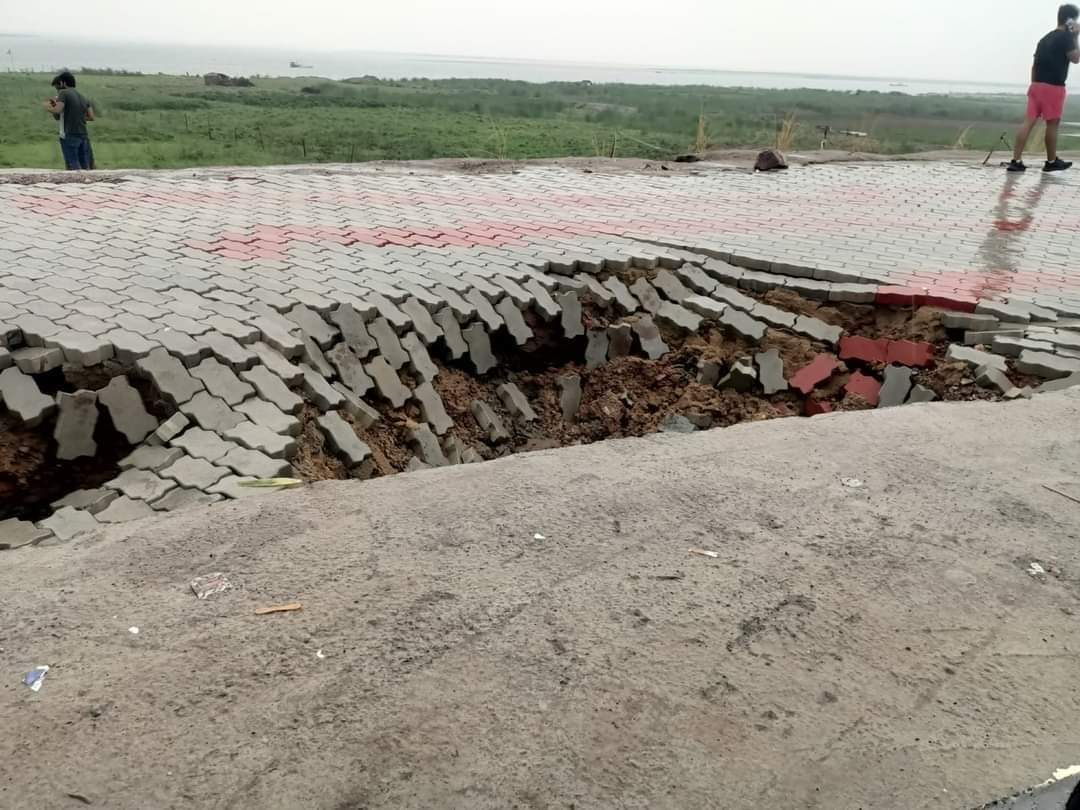 AmayAnand7's tweet photo. पटना वाला 'मरीन ड्राइव' का ये हाल है भाईयो .. अभी कुछ दिन ही हुए हैं उद्घाटन हुए!! https://t.co/oT40C0VUAq