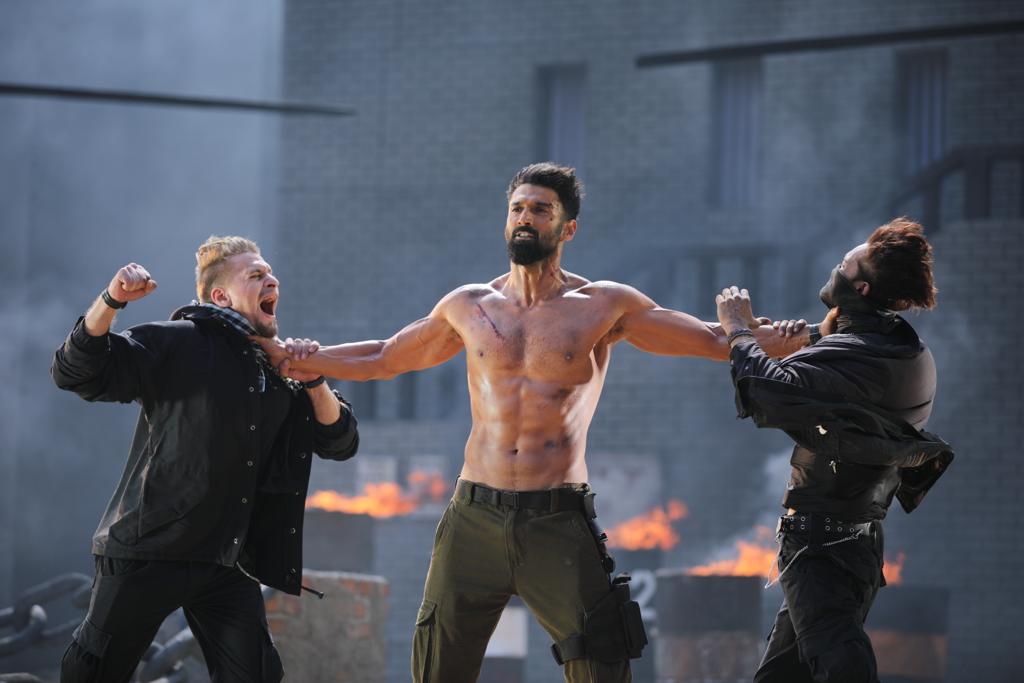 An actor that can make the girls swoon and at the same time kick some ass on screen! @adityaroykapur's raw and rock solid action moves is the best thing on the internet today.