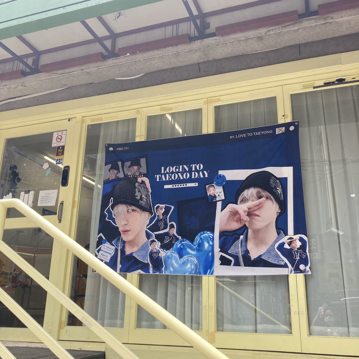 mmuk_bab's tweet photo. 홍대입구 카페 꼬모 

여기도 마찬가지로 사람이 꽉 차있어서 앉아있질 못하구 특전 사진을 못 찍었는데 갈색 포토매틱? 받고싶은 거 받았어요 .. ♡ 
디피 너무 이쁘구 컵이 무엇보다 이뻐요❤️
슬로건 너무너무 이뻐서 눈물남
거울샷 다들 찍으세용 잘 나옴✌️

#HAPPYTAEOXODAY #툥데이툥나좋아 https://t.co/RLMjAcKyhQ