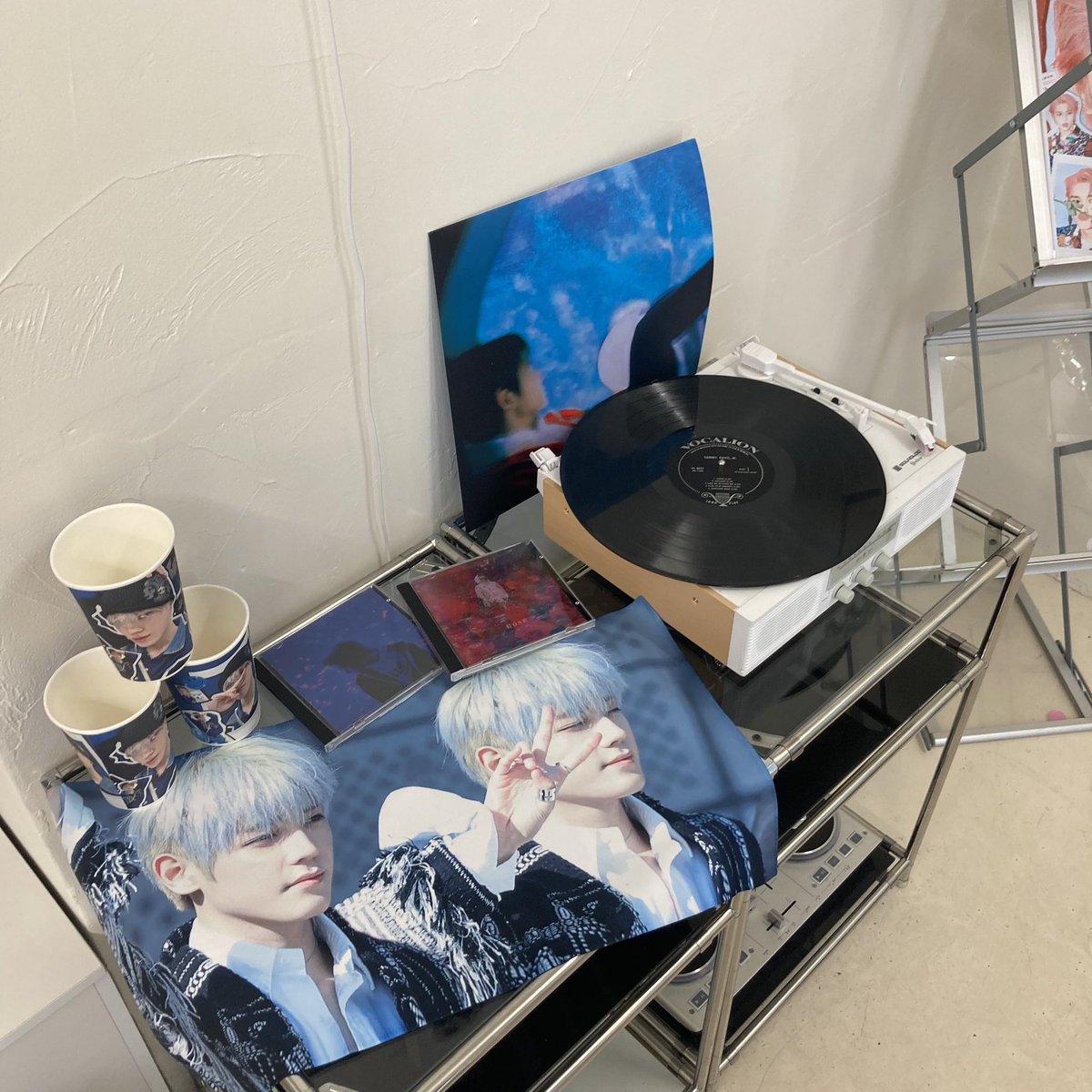 mmuk_bab's tweet photo. 홍대입구 카페 꼬모 

여기도 마찬가지로 사람이 꽉 차있어서 앉아있질 못하구 특전 사진을 못 찍었는데 갈색 포토매틱? 받고싶은 거 받았어요 .. ♡ 
디피 너무 이쁘구 컵이 무엇보다 이뻐요❤️
슬로건 너무너무 이뻐서 눈물남
거울샷 다들 찍으세용 잘 나옴✌️

#HAPPYTAEOXODAY #툥데이툥나좋아 https://t.co/RLMjAcKyhQ