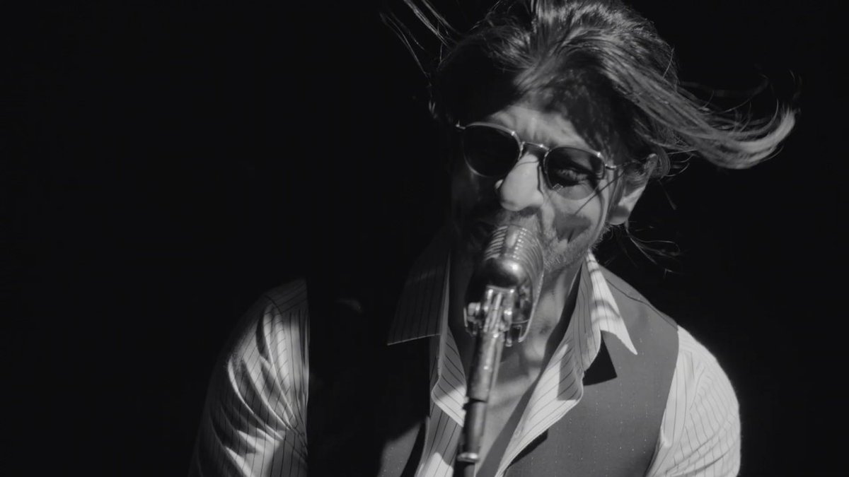 iam4sunrise's tweet photo. .@iamsrk Raho #Streaxy with #ShahRukhKhan
Bano streaxy ad.
The song, which the Superstar himself sung is about staying confident.
In the black-and-white video ShahRukh had his hair tied in a stylish braid.
( 2 Jul 2021 )
@StreaxIndia https://t.co/uoaCF9zLQE
