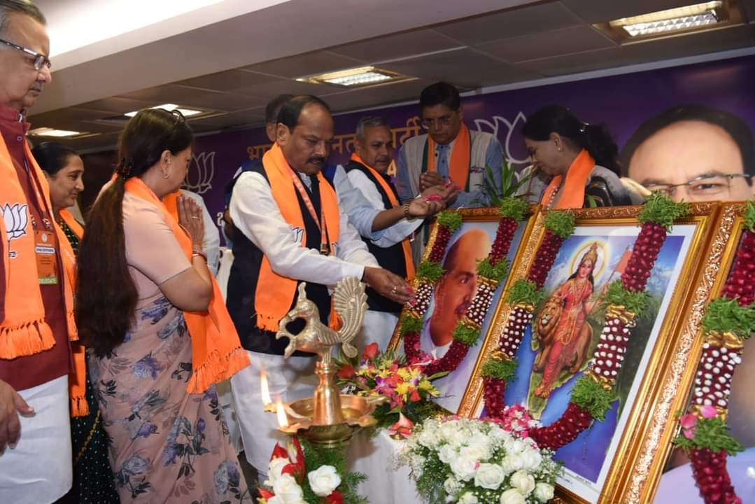 koustavBJP's tweet photo. हैदराबाद में @BJP4India राष्ट्रीय परिषद की पदादिकारी बैठक का उद्घाटन करते @BJP4India के अध्यक्ष श्री @JPNadda जी व उपाध्यक्ष श्री @dasraghubar जी व @VasundharaBJP जी।।
#NationFirst
#PartyNext
#SelfLast
@BJP4Jharkhand @MahanagarBjp @dprakashbjp https://t.co/9NUjs2JFsw