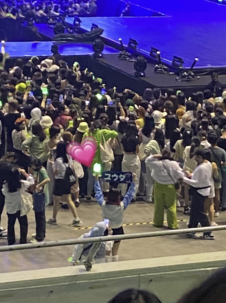 lTHINKILOVEYOU's tweet image. SIS HOLDING OUT YUTA’S BANNER I LOVE YOU 😭😭😭 #NCT127inSG