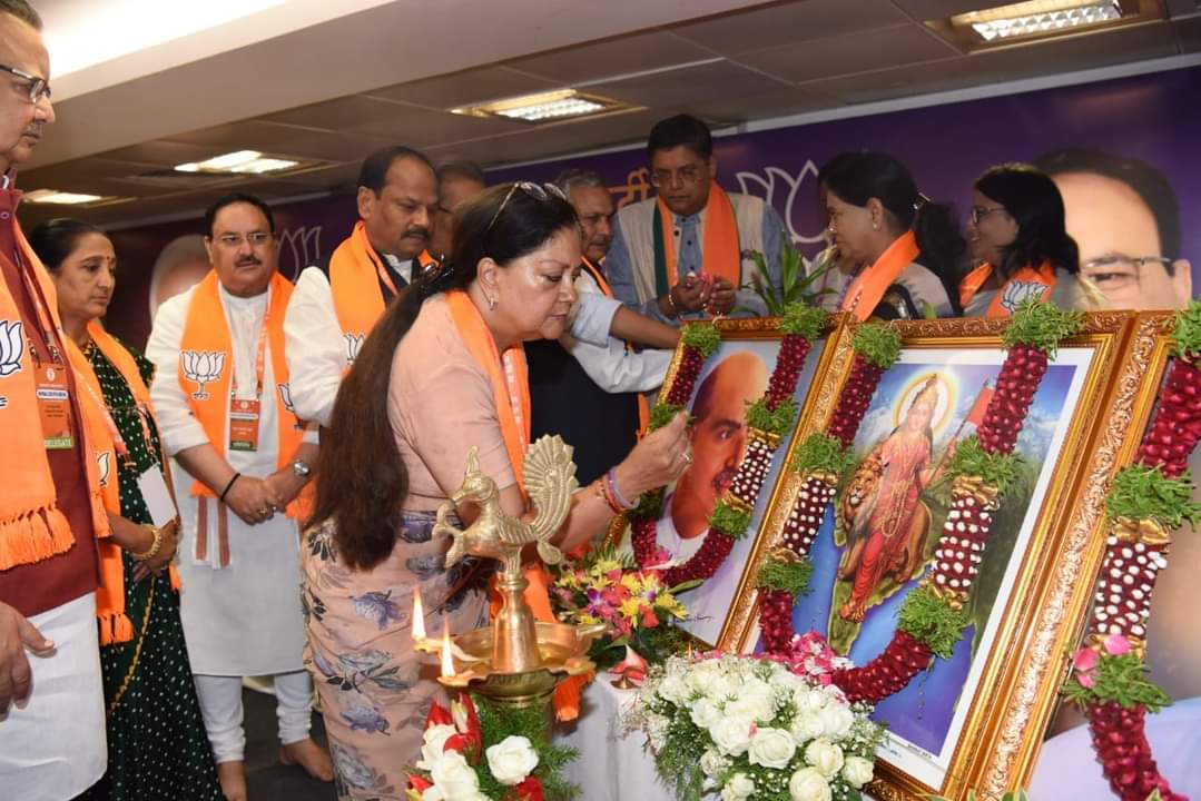 ManiMohantyBJP's tweet photo. हैदराबाद में @BJP4India राष्ट्रीय परिषद की पदादिकारी बैठक का उद्घाटन करते @BJP4India के अध्यक्ष श्री @JPNadda जी व उपाध्यक्ष श्री @dasraghubar जी व @VasundharaBJP जी।।
#NationFirst
#PartyNext
#SelfLast
@BJP4Jharkhand @MahanagarBjp @dprakashbjp https://t.co/wx7KN1fCf8