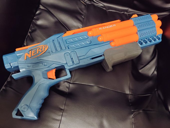 現行のナーフ。やっぱグリップだけでも色変えてほしいよなあ 