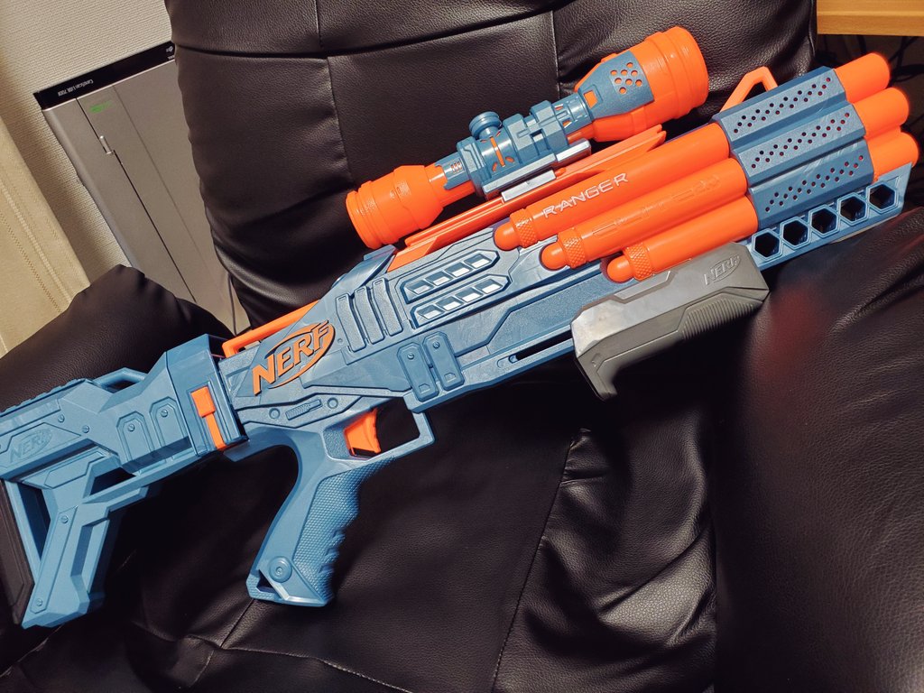 現行のナーフ。やっぱグリップだけでも色変えてほしいよなあ 