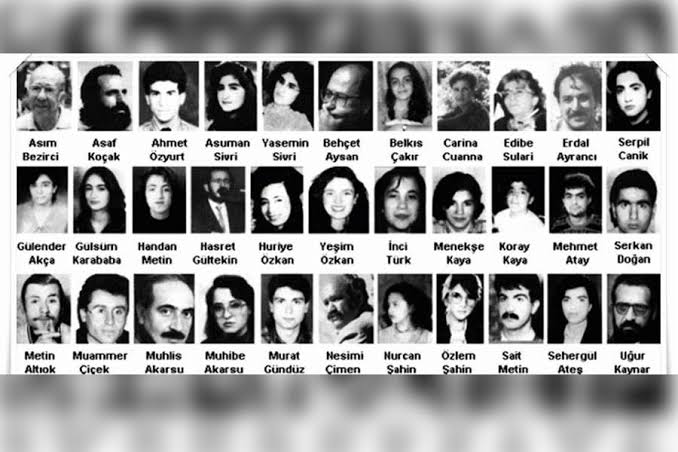 Televizyon başında çaresizce; aydınlığın karanlığa boğduruluşuna, insanların adım adım ölüme gidişine, korkunç bir katliama tanıklık ettiğimiz kapkara bir gündü. 
Hiç unutmadım, 
hiç unutmayacağım.
#unutMADIMAKlımda