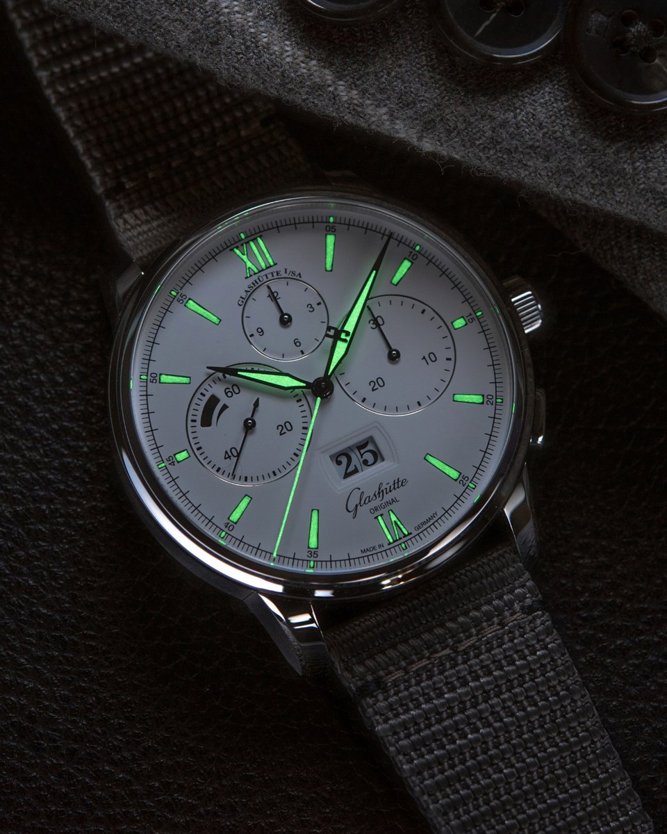 G_O_Manufactory's tweet photo. Our Senator Chronograph Panorama Date reveals its entire radiance at night: thanks to the Super-LumiNova® coating, the time can also be read in the dark. During the day, a high-contrast dial and large sword-shaped hands ensure unambiguous clarity. 

https://t.co/jwIsxmIzIY
#PTBTO https://t.co/tyYn4GAvyJ