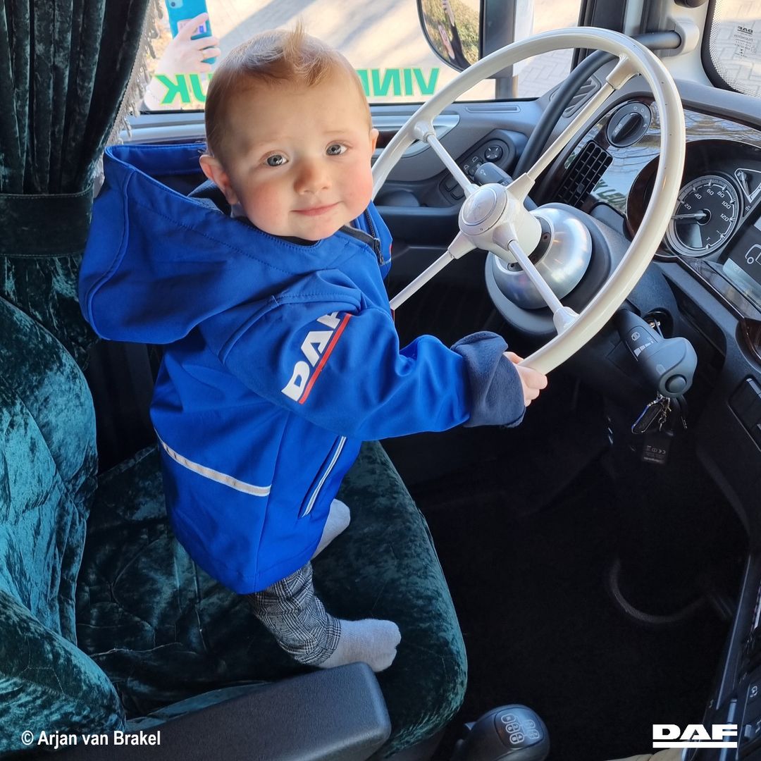 DİKKAT! Kamyonda bebek var.!👶
Geleceğin DAF şoförleri şimdiden DAF XF530 koltuğunda yerlerini almış gözüküyor..😍🚚

#daftrucks #dafturkey #trucklove #truckker
