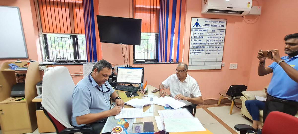 DunesAviation's tweet photo. Dunes Aviation Academy is humbled to sign the lease agreement for establishment of Flying Training Organization #FTO at Bhavnagar Airport @aaibvnairport 
We are thankful to @AAI_Official for their constant support and guidance. 
Committed to raise the bar for quality of training https://t.co/S8bhPBVubB