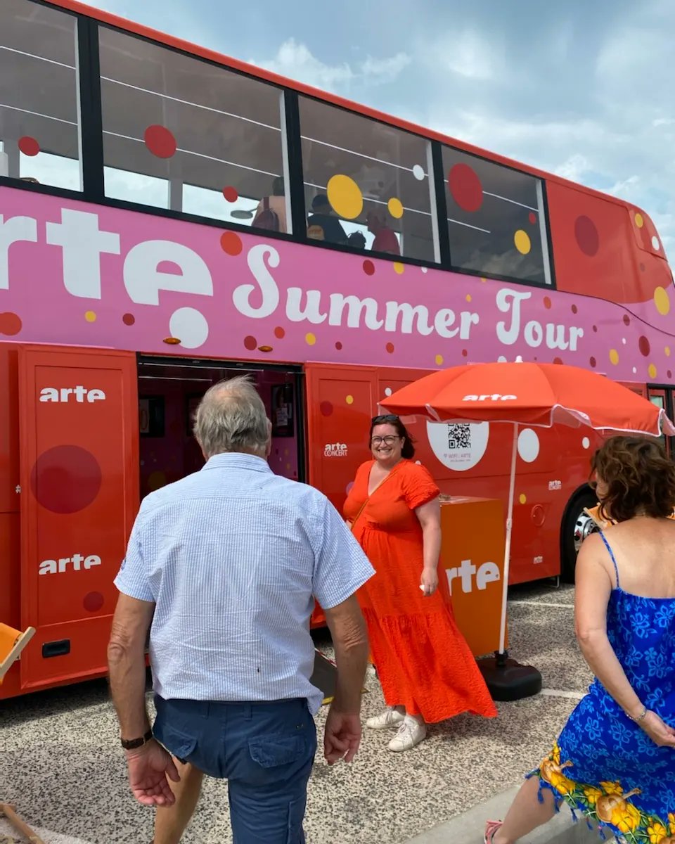 christellamont1's tweet photo. La tournée du #artesummertour continue, le bus débarque au pied du @Mucem ce week-end 🎉
On rejoint le @FDanseMarseille
Et en bonus, ce soir c'est karaoké #arte sur la place d'armes 🎤
Merci le #sunsetefestival pour votre accueil
#30ansARTE
@ARTEfr
@ARTEpro
@ARTE_Radio
#teamrp https://t.co/0PxUdfkDXy