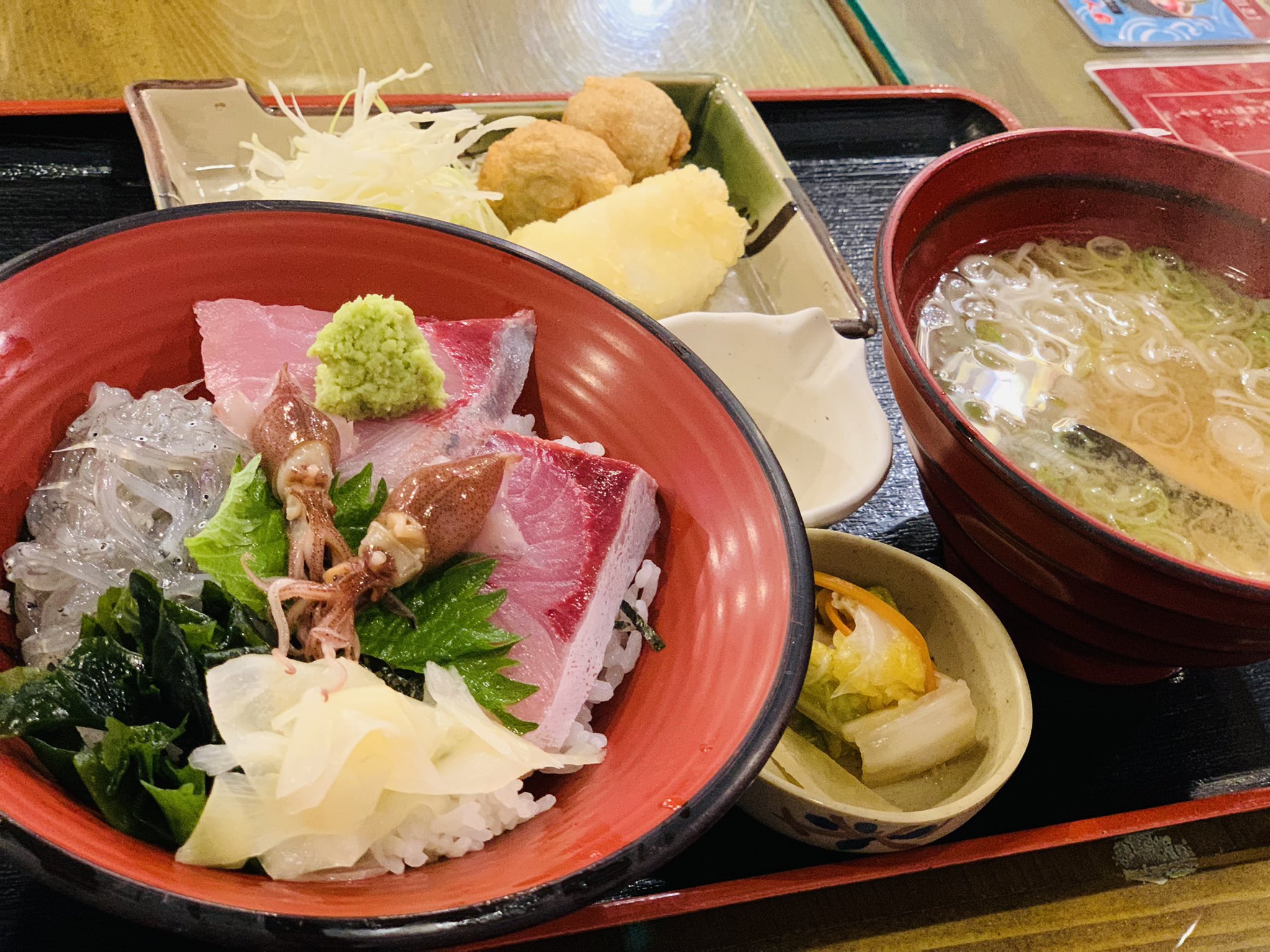 Majojo 富山駅にある カニ海鮮問屋 魚どん亭 で サービスランチa を食べてきました 生しらす ホタルイカ かんどう入りの海鮮丼 天ぷらやお漬物も付いていて 美味しくてお得なランチでしたよ 富山駅 ランチ 海鮮丼 生しらす