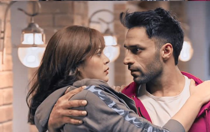 The best kiss is the one that has been exchanged a thousand times between the eyes before it reaches the lips 💖

#ZiddiDilMaaneNa #Moran #monami #kaveripriyam