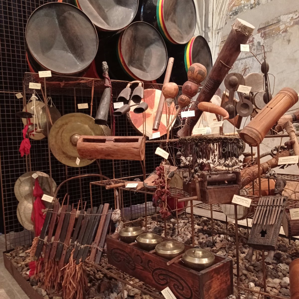 ChamEcole's tweet photo. Les Petites et Moyennes sections se sont rendus à #Montoire à 😉 #Musikenfête où nous avons découvert les plaisirs d'un voyage en bus, les instruments et musiques du monde et les sonorités des instruments boliviens avec #Massiko ! @Paskal_ine  parcours PEAC validé ? https://t.co/rDS2ZAQ4By