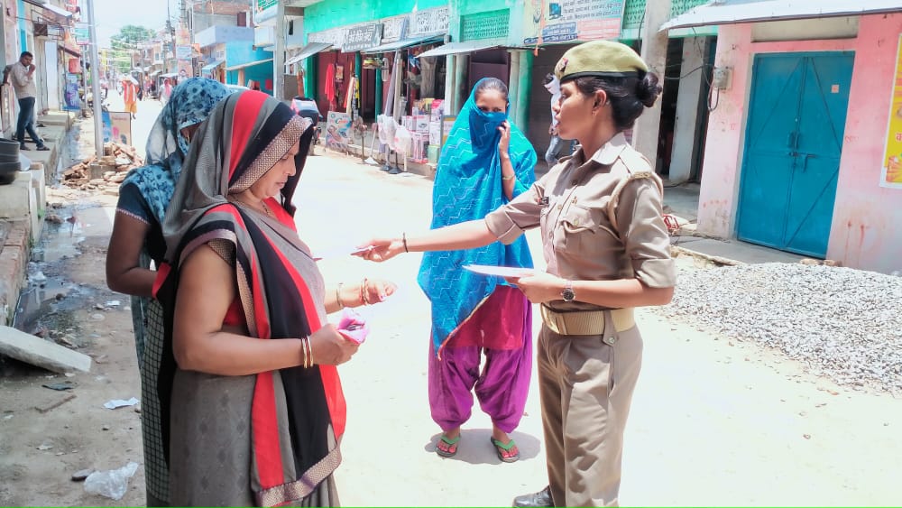 ErachPolice's tweet photo. #MissionShakti के अन्तर्गत #महिला_सुरक्षा_दल #एरच_पुलिस द्वारा थाना क्षेत्र में भ्रमण कर नारी स्वावलंबन व सशक्तिकरण के लिये महिलाओं/छात्राओं को जागरुक कर 
@wpl1090 @112UttarPradesh के बारे में बताया गया।
@Uppolice @jhansipolice
@VivekTripathiSP 
@adgzonekanpur
 @rangejhansi https://t.co/VOP7mX6Jq6
