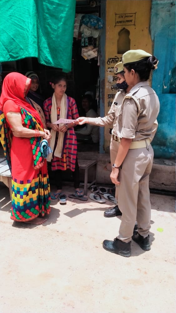 ErachPolice's tweet photo. #MissionShakti के अन्तर्गत #महिला_सुरक्षा_दल #एरच_पुलिस द्वारा थाना क्षेत्र में भ्रमण कर नारी स्वावलंबन व सशक्तिकरण के लिये महिलाओं/छात्राओं को जागरुक कर 
@wpl1090 @112UttarPradesh के बारे में बताया गया।
@Uppolice @jhansipolice
@VivekTripathiSP 
@adgzonekanpur
 @rangejhansi https://t.co/VOP7mX6Jq6