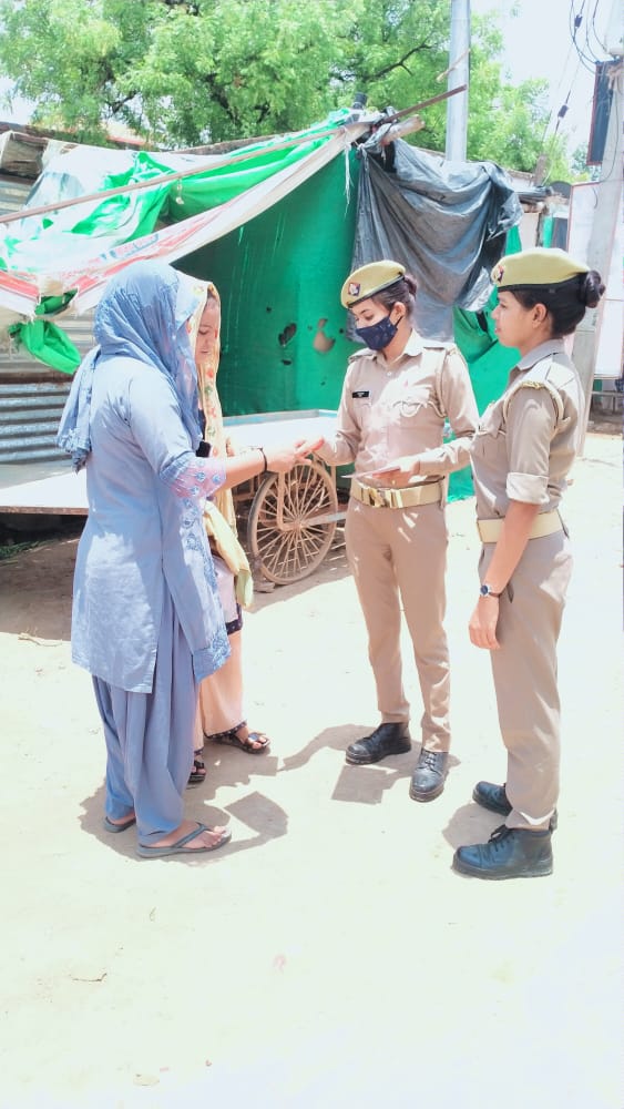 ErachPolice's tweet photo. #MissionShakti के अन्तर्गत #महिला_सुरक्षा_दल #एरच_पुलिस द्वारा थाना क्षेत्र में भ्रमण कर नारी स्वावलंबन व सशक्तिकरण के लिये महिलाओं/छात्राओं को जागरुक कर 
@wpl1090 @112UttarPradesh के बारे में बताया गया।
@Uppolice @jhansipolice
@VivekTripathiSP 
@adgzonekanpur
 @rangejhansi https://t.co/VOP7mX6Jq6