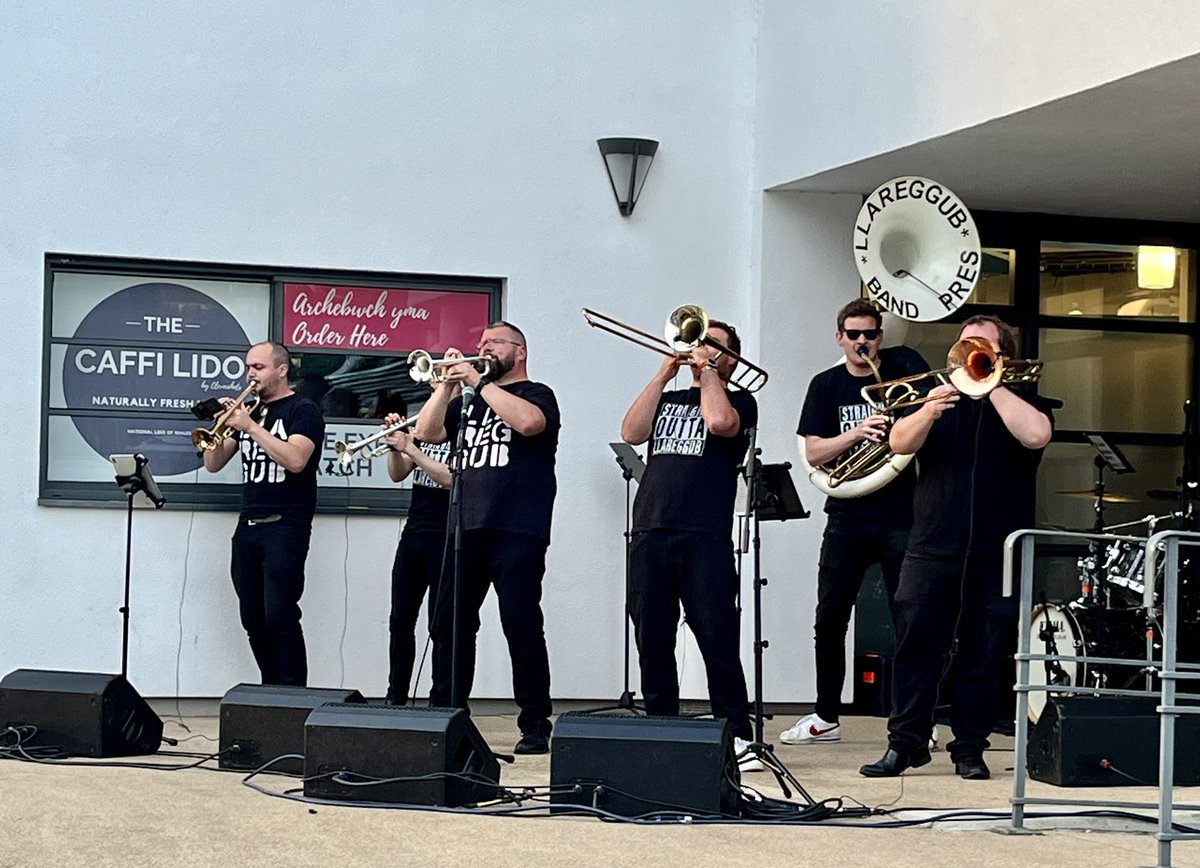 MIBroMorgannwg's tweet photo. Syniad da i gael @LlareggubBrass i adloni pawb traโn nofio yn Lido, Pontypridd a phob lwc i @MenterIaithRhCT gyda #PartiPonty dros y penwythnos yma! ๐๐ปโโ๏ธ๐@mentrauiaith https://t.co/DzcLpIIm4u