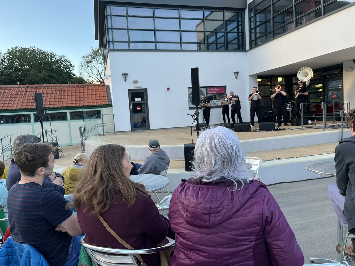 MIBroMorgannwg's tweet photo. Syniad da i gael @LlareggubBrass i adloni pawb traโn nofio yn Lido, Pontypridd a phob lwc i @MenterIaithRhCT gyda #PartiPonty dros y penwythnos yma! ๐๐ปโโ๏ธ๐@mentrauiaith https://t.co/DzcLpIIm4u