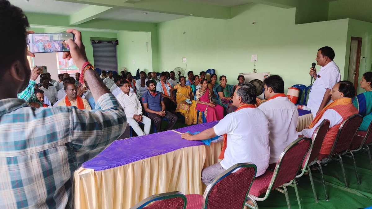Byreddy4bjp's tweet photo. ములుగు అసెంబ్లీ బూత్ అధ్యక్షుల సమావేశం లో పాల్గొన్న ఉత్తరాఖండ్ మాజీ ముఖ్య మంత్రి కేంద్ర HRD మాజీ మంత్రి ప్రస్తుత ఎంపీ రమేష్ పొక్రీయల్ గారు ములుగు అసెంబ్లీ స్టేట్ కో ఆర్డినేటర్ బైరెడ్డి ప్రభాకర్ రెడ్డి గారు ములుగు జిల్లా బీజేపీ అధ్యక్షులు చింతలపుడి భాస్కర్ రెడ్డి గారు #Mulugu #BJP https://t.co/zwaOeOjLJd