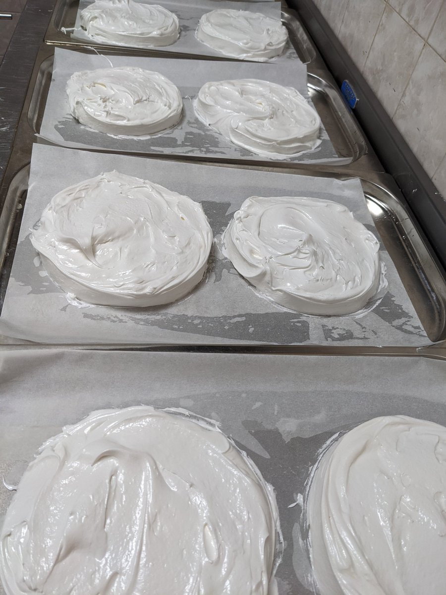 chefinyork's tweet photo. Before and after for the pavlova base. #desserts #harderthenitlooks https://t.co/RPDPTnC8W0