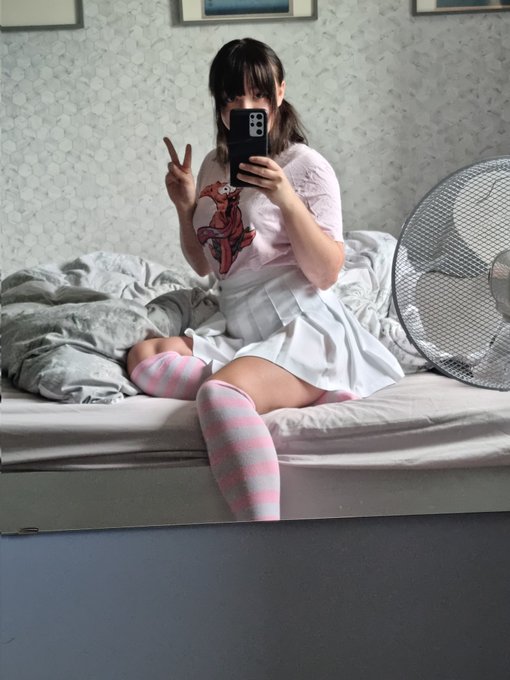 Does everything have to look lewd when we all have imagination~? Casual outfit to go with my 6 inch pastel<a href="/tag/heatwave"class="tags"><span>#heatwave</span></a><a href="/tag/nsfwtwt"class="tags"><span>#nsfwtwt</span></a>