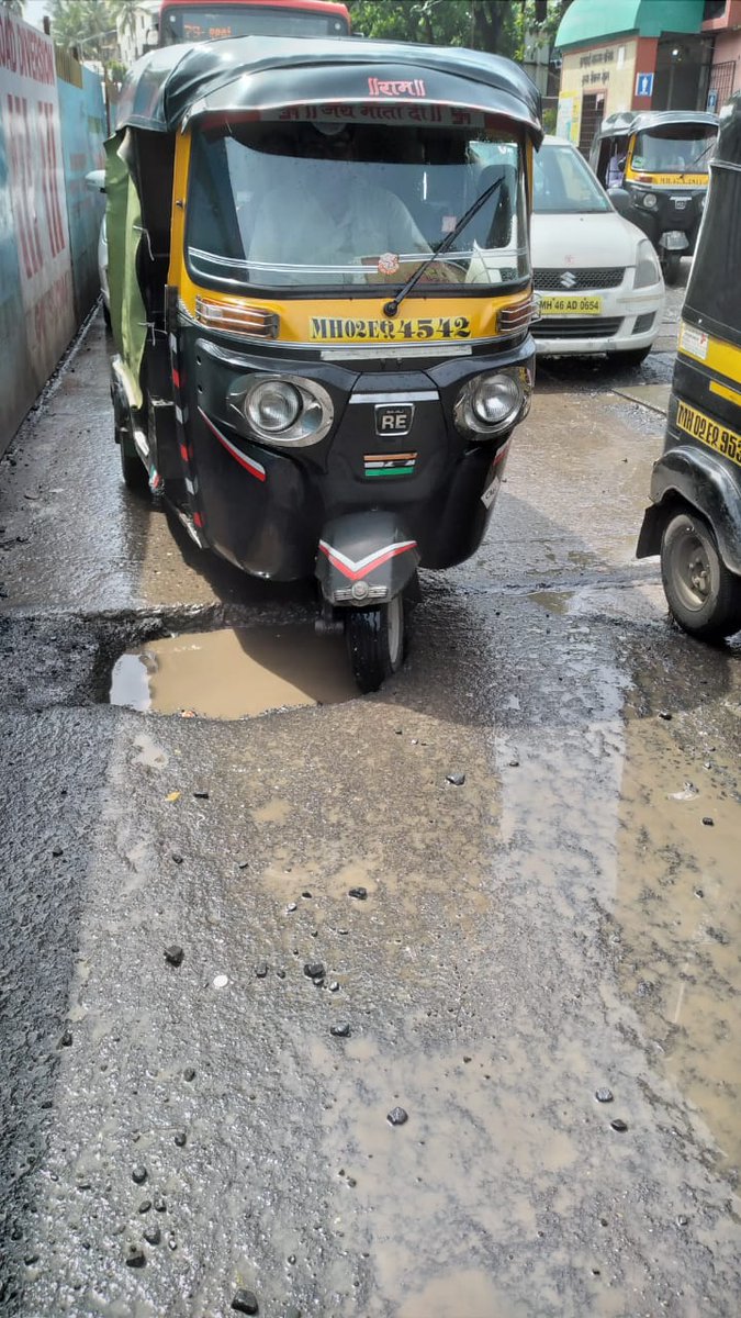 renu_hansraj's tweet photo. My @MCGM_BMC wake up before there is one more  #calamity .#Potholes on Main SV rd and VM Rd junction in @mybmcwardKW  .Officers have been informed .Attend on priority .What happened to the crores spent for better roads in the past 2.5 yrs .
#roads #RoadSafety #Shivsena #monsoon https://t.co/INAS98sV3q