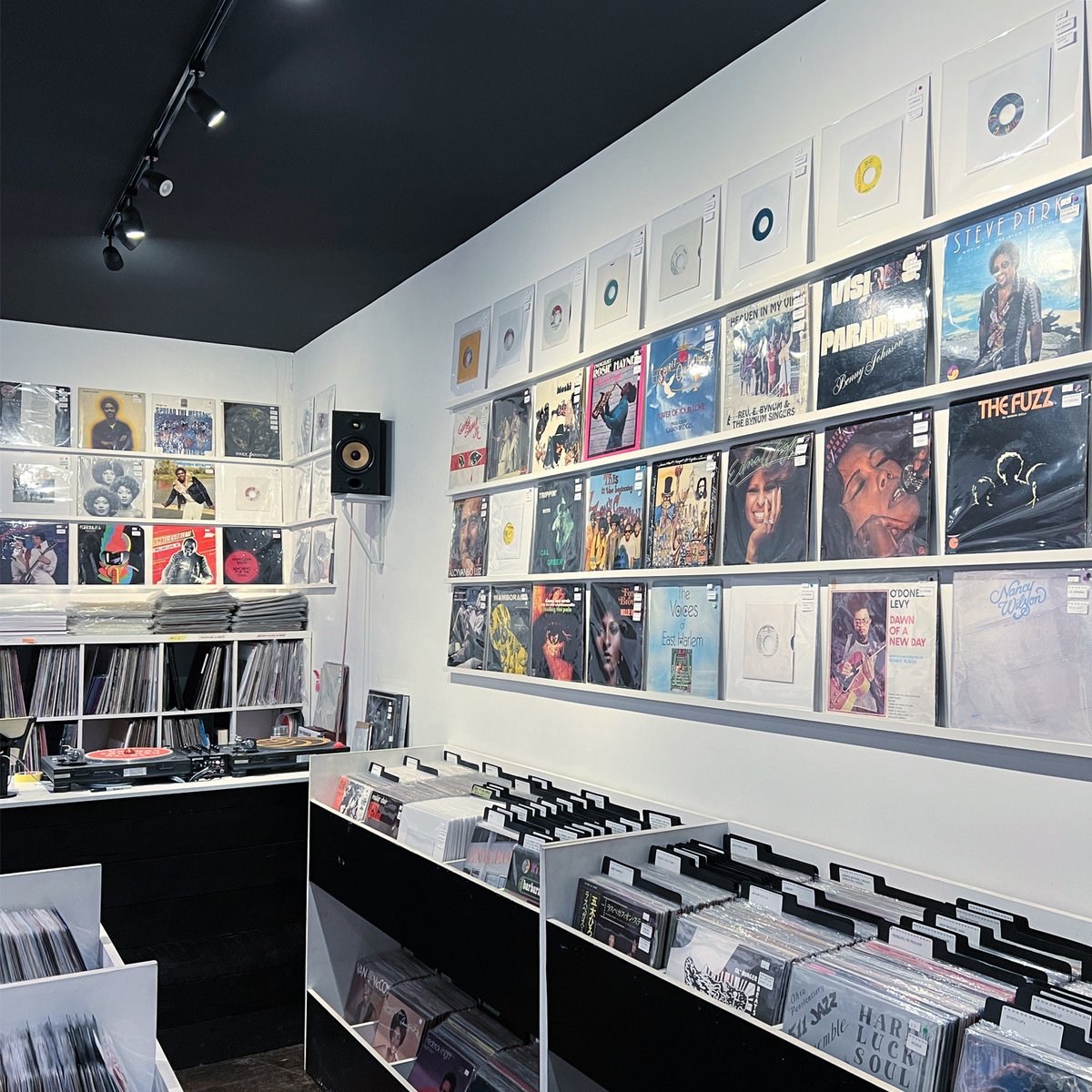 yoyorecordsLDN's tweet photo. Happy Saturday the shop is stacked! Roll thru✌️🎧🎶 #originalpressings #funk #soul #raregroove #hoogie #disco #jazzfunk #latin #brazilian #vinyl #records https://t.co/QGUBKYW45t