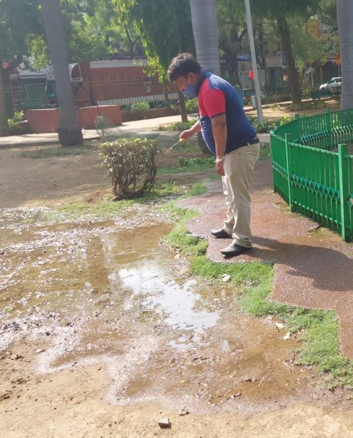 tweetndmc's tweet photo. On the beginning of Mansoon season Team New Delhi Municipal Council doing #VBD awareness drive & anti larva activities in its area.
#WorkForSafety
#Citizens #SafetyFirst
#mosquitoes
#StopDengue
#SmartCity #NDMC https://t.co/G5THXsvmWK