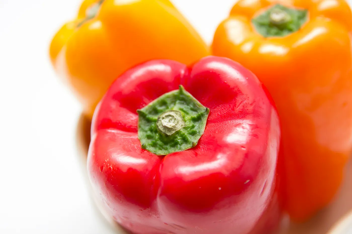 青髪のテツ 野菜のプロ これ知ってる パプリカは色によって含まれる栄養素の量が違います 赤はbカロテンが多く 美肌 美白 アンチエイジング効果が期待できます 黄色はルテインが多く 免疫力アップが期待できます オレンジ色は赤と黄色の栄養を