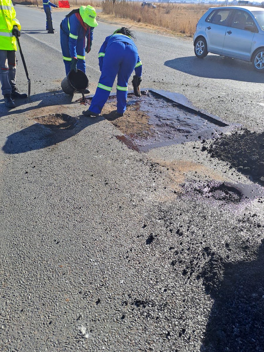 GPDRT_'s tweet photo. This weekend we are bringing #SmartMobilityWeekends to Bophelong R57 where our teams are conducting maintenance https://t.co/DsKUbH2QIb