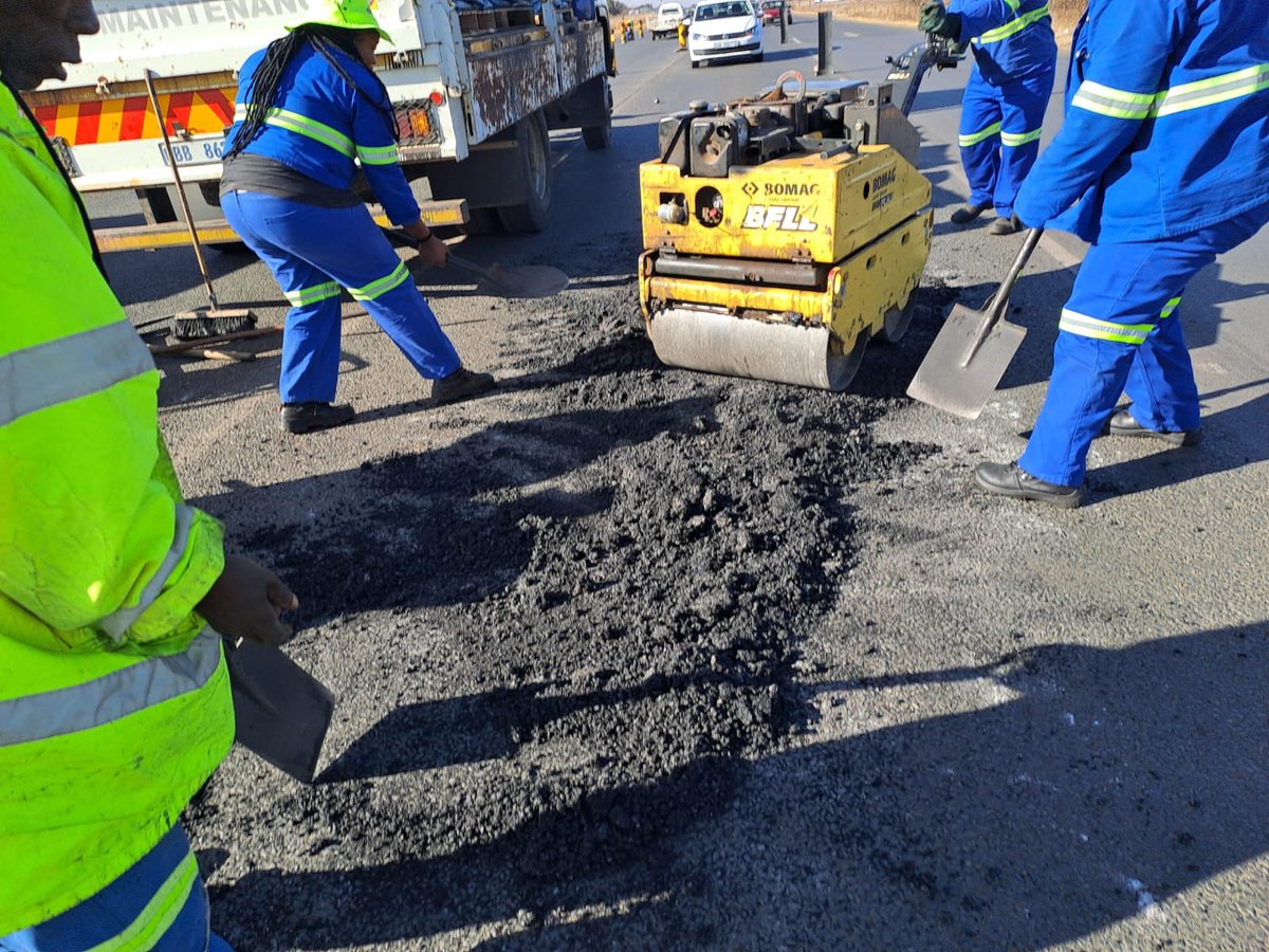 GPDRT_'s tweet photo. This weekend we are bringing #SmartMobilityWeekends to Bophelong R57 where our teams are conducting maintenance https://t.co/DsKUbH2QIb
