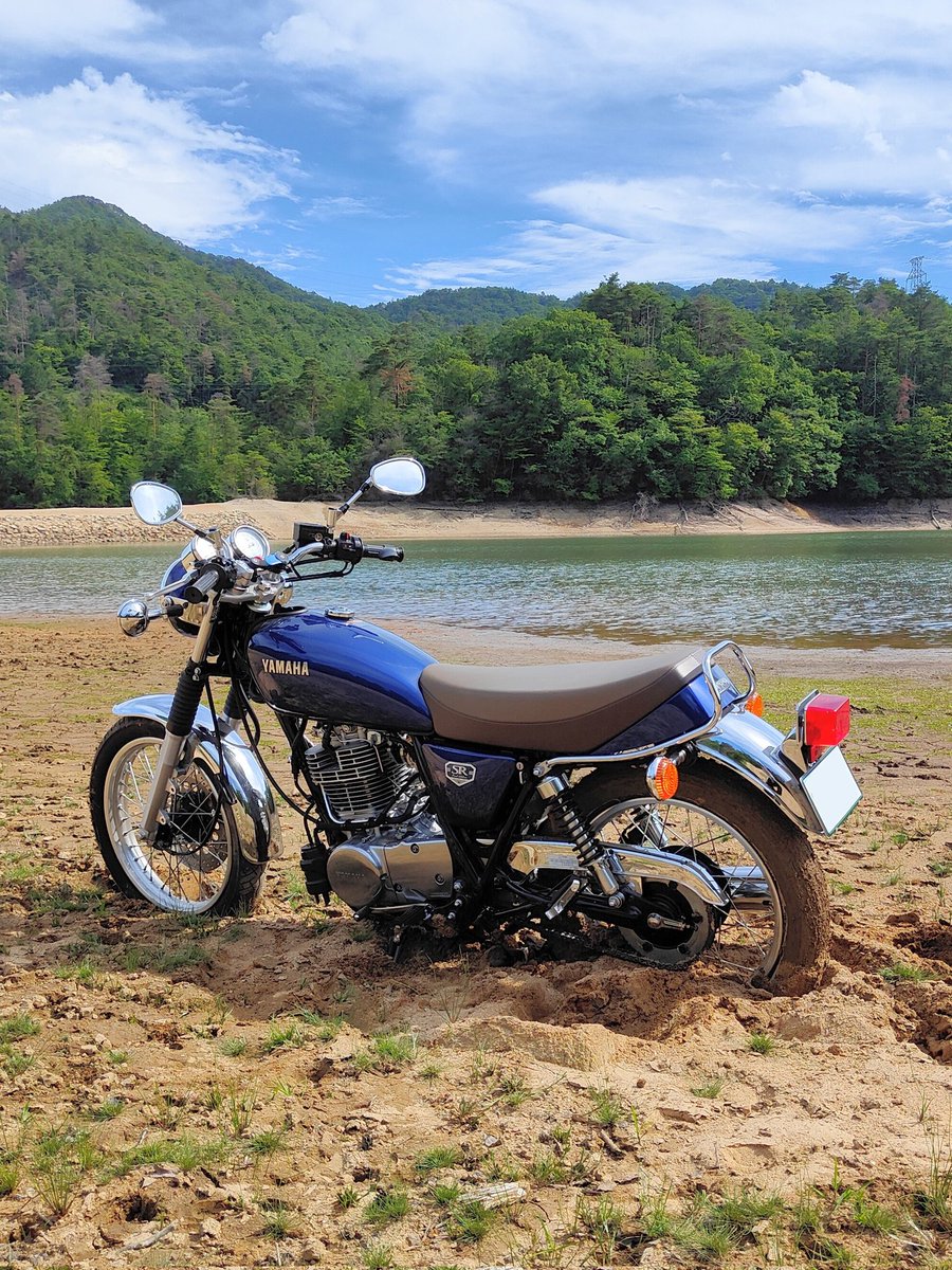 riverwest_y's tweet photo. 湖畔でのインスタ写真撮影にて、水際の柔らかい土壌にハマる…
自力では脱出できない状況に😭
干上がった湖畔は表面は乾いても、その下は粘土！
（家族に助けを求め、無事脱出）
#SR400 
#YAMAHAが美しい https://t.co/lqIr60YSNs
