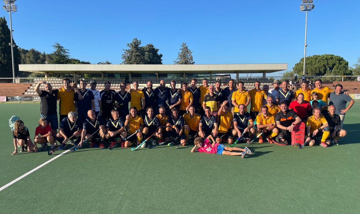 Athc_Papis's tweet photo. 1a Jornada del campionat d'Espanya de Papis i Mami's acabada amb més de 800 participants.
Jornada de grups classificatoris.
Hem acabat davant del @HockeyGetxo i del @ccvmoficial, dos grans equips i amb bona actitud i ja estem a 4ts de final 
#ForçaBorinots
@rfe_hockey https://t.co/2cuzc8W8tp