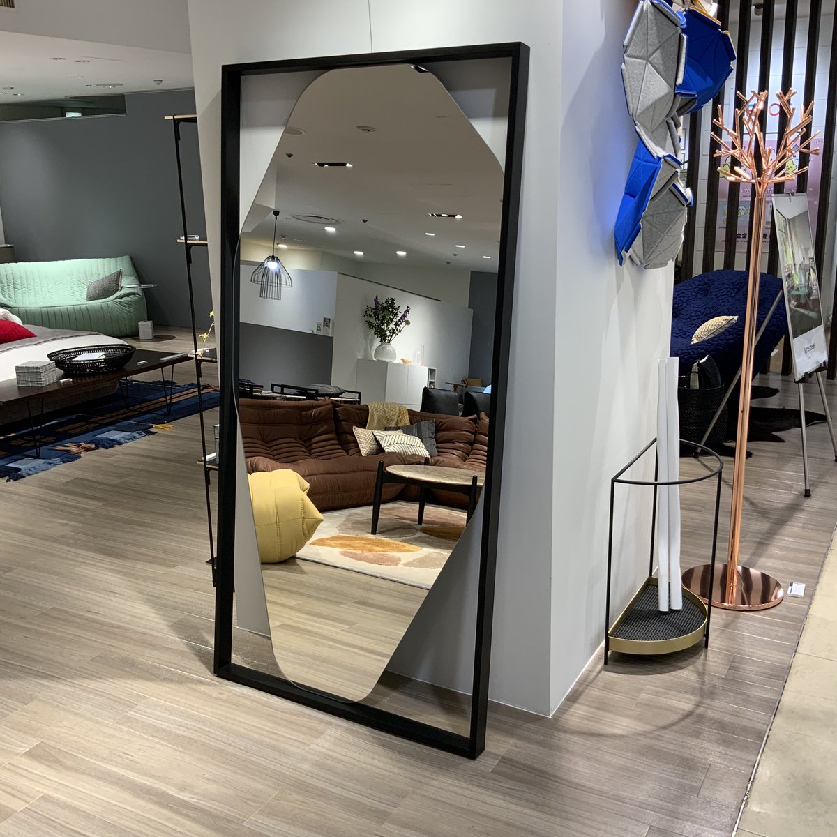 アシンメトリーな多角形のフォルムが目を惹く ミラー【ROSETBelize