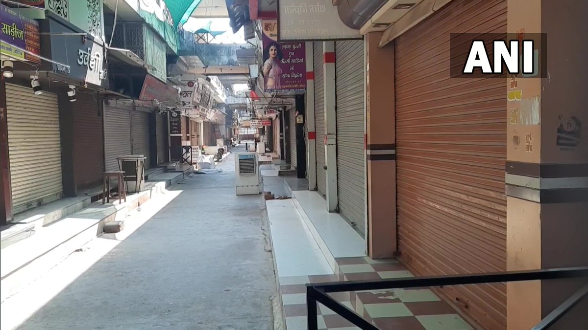 ANI_MP_CG_RJ's tweet photo. Rajasthan | Shops remain shut in Kota in wake of the statewide bandh call in protest against the murder of a tailor, Kanhaiya Lal in Udaipur. https://t.co/wVpTMVPViE