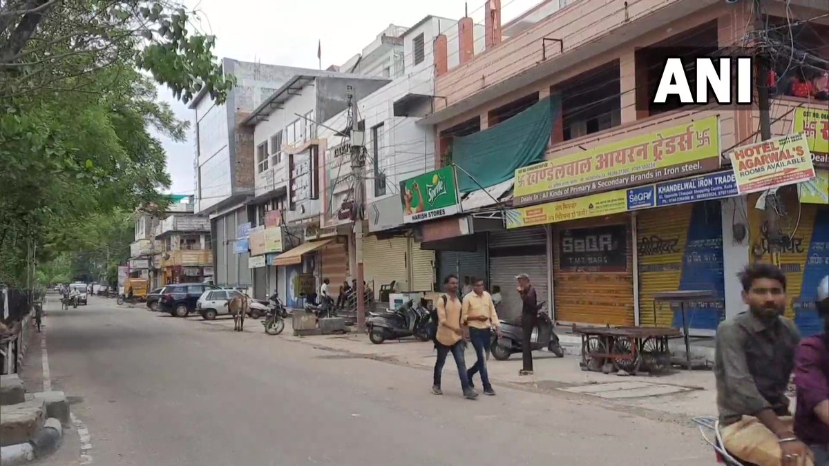 ANI_MP_CG_RJ's tweet photo. Rajasthan | Shops remain shut in Kota in wake of the statewide bandh call in protest against the murder of a tailor, Kanhaiya Lal in Udaipur. https://t.co/wVpTMVPViE