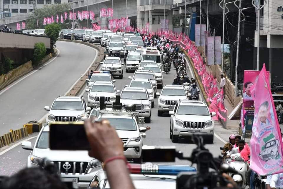 ArelliVamahi's tweet photo. ఇది తెలంగాణ గడ్డ
తెరాస అడ్డ 🔥🔥
#ByeByeModi #TRSLive #TRSRally
#Hyderabad #Telangana https://t.co/De6k0Cqr9g