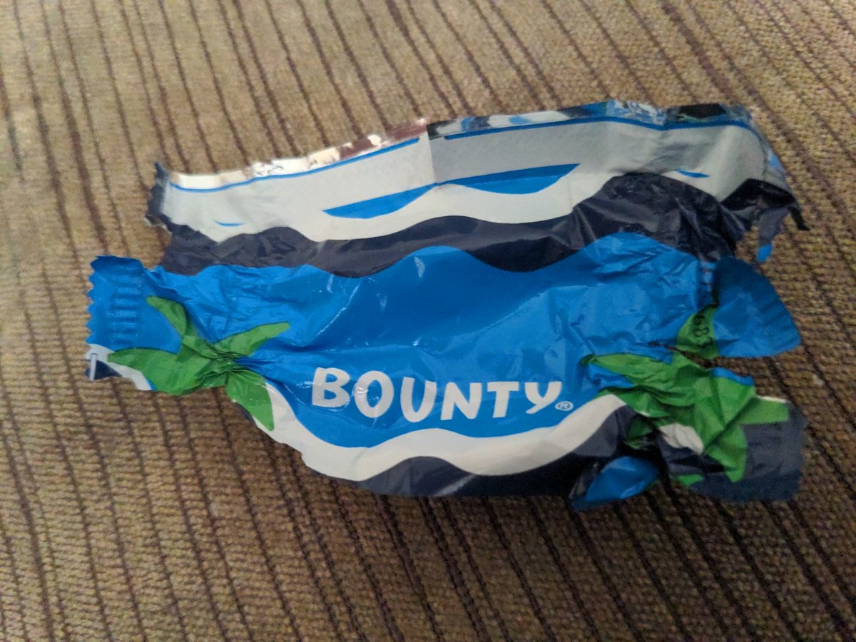 The_Cows_Arse's tweet photo. I see they've changed the design of the Bounty wrappers. #BoringTwitter https://t.co/qqn8RMRT7D