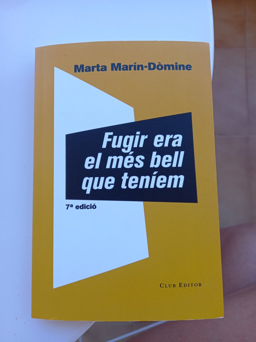 Anna_bemi's tweet photo. @obrimllibreries @lauraperezgr 'Fugir era el més bell que teníem' de @marindomine , regal de @batlle_e https://t.co/fnJXI6YZG5
