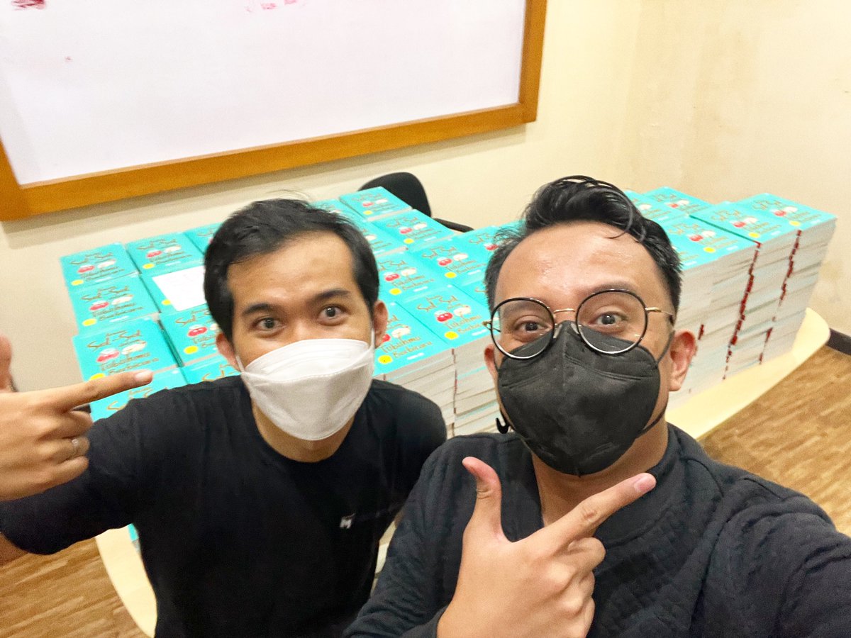 afrkml's tweet photo. SELESAI!
Akhirnya haha dari jam 11.00-16.00 😭
Terima kasih buat Kak Dessy (belum sempat selfie) dan Mas Ricky yang udah bantuin gue menyiapkan dan menata buku2 yang mau gue ttd. Tanpa mereka dah pasti ga bakal selesai.
Signing 2.000 copies, clear! 🤩🥳 https://t.co/hdQUAIu44q