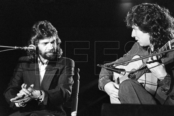 EFELafototeca's tweet photo. 30 años sin Camarón de la Isla, leyenda del #flamenco

El cantaor José Monje Cruz, un revolucionario del cante,  contribuyó al renacer de este género e intensificó sus esfuerzos por hacerlo más asequible para el público en general. Homenaje en https://t.co/oqbxiA7Q3h #EFEfototeca https://t.co/PH6fHEdBKA