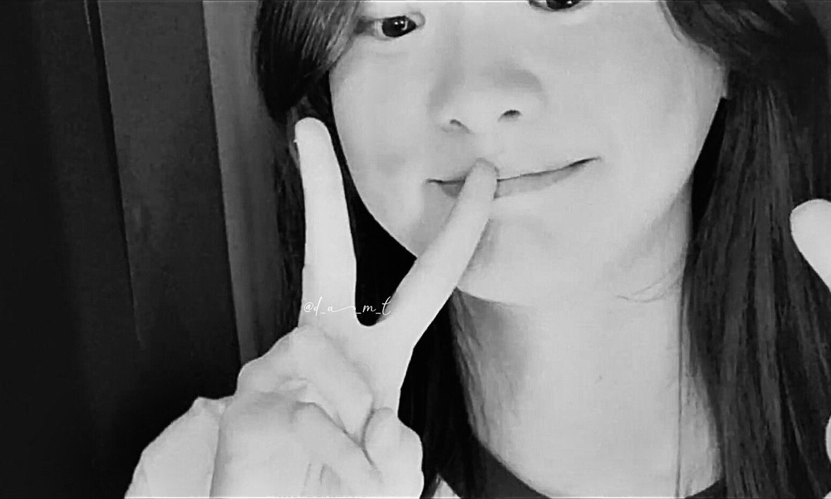d_a___m_l's tweet photo. #KimDaMi with her iconic peace sign. ✌️ https://t.co/mM4kyEyr51