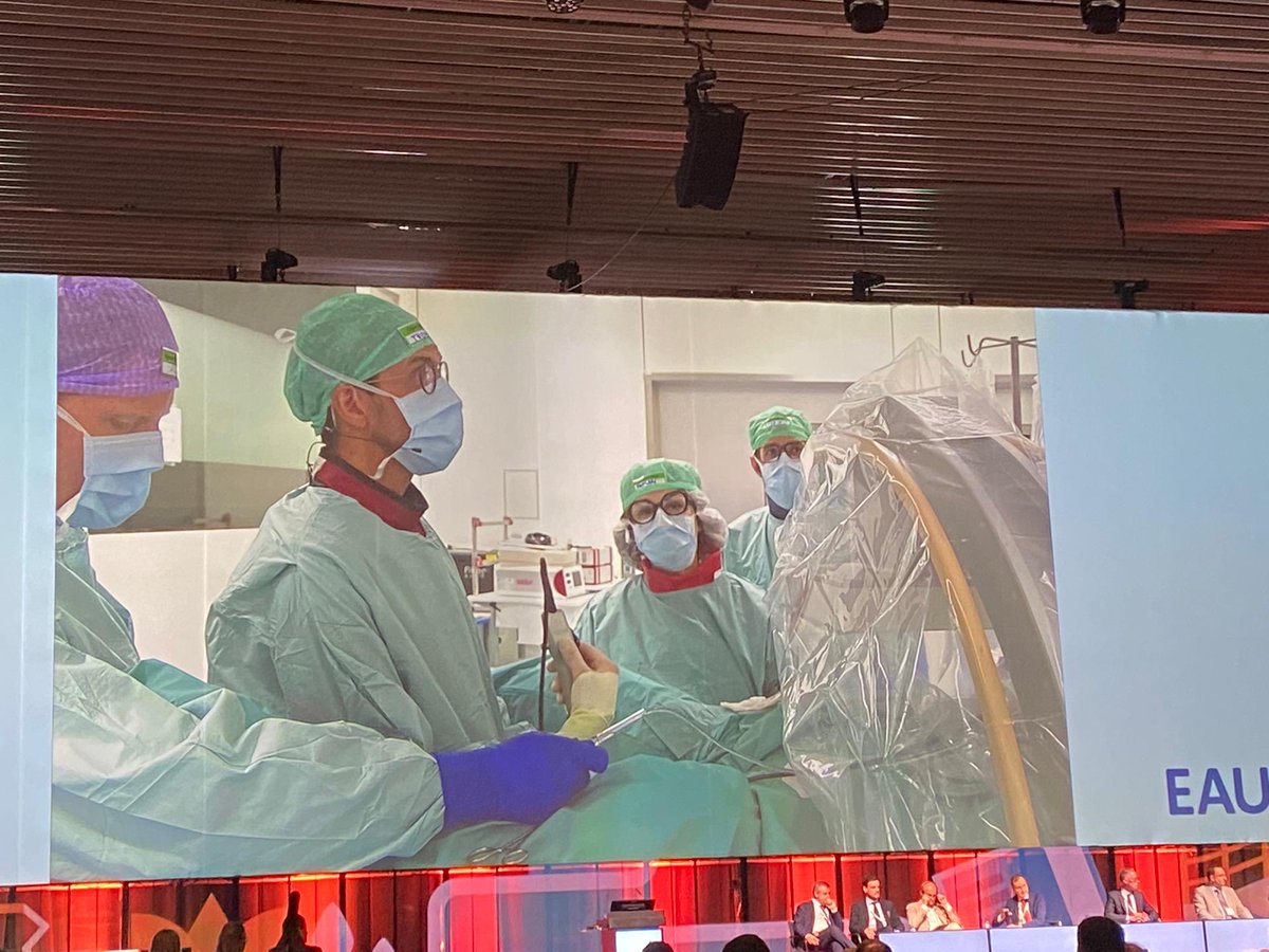 ⁦⁦My good friend ⁦<a href="/thomastailly/">Thomas Tailly</a>⁩ rocking at #EAU22 with #livesurgery 👏🙌🏻