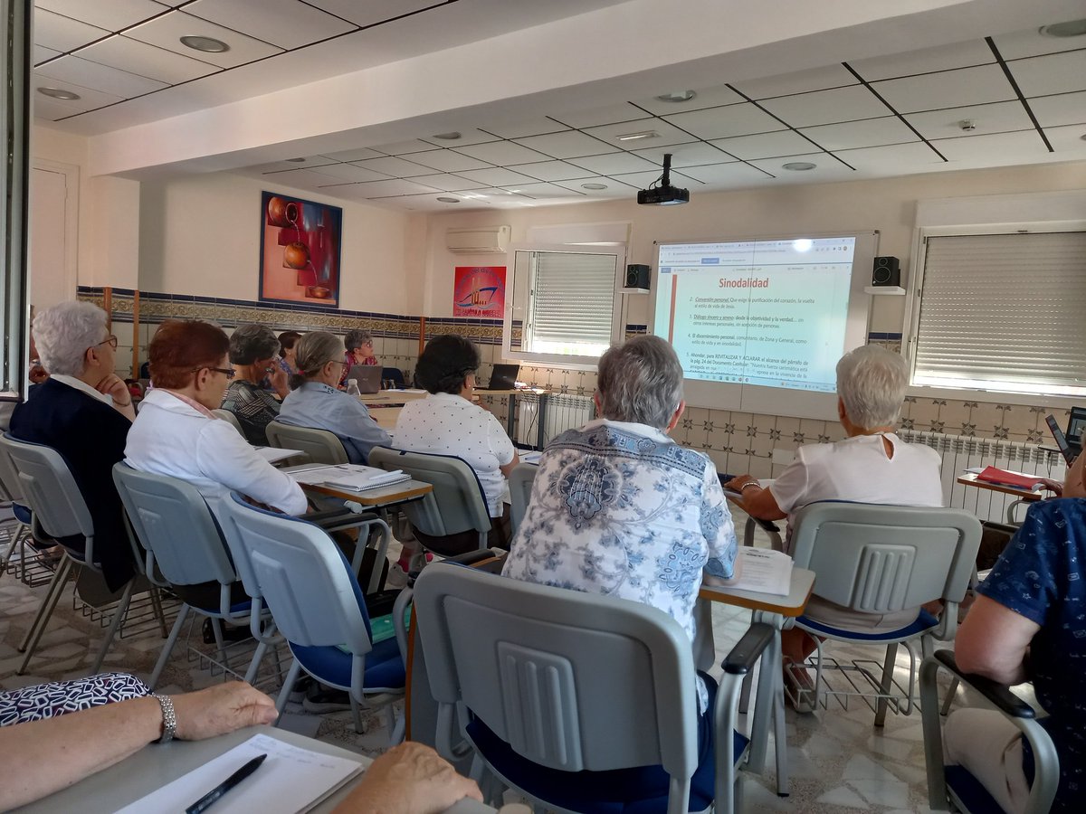 Segundo día de #Asamblea Intercapitular de las #MisionerasdelDivinoMaestro Hoy nos dejamos guiar por la sinodalidad para seguir creciendo en la cultura del encuentro