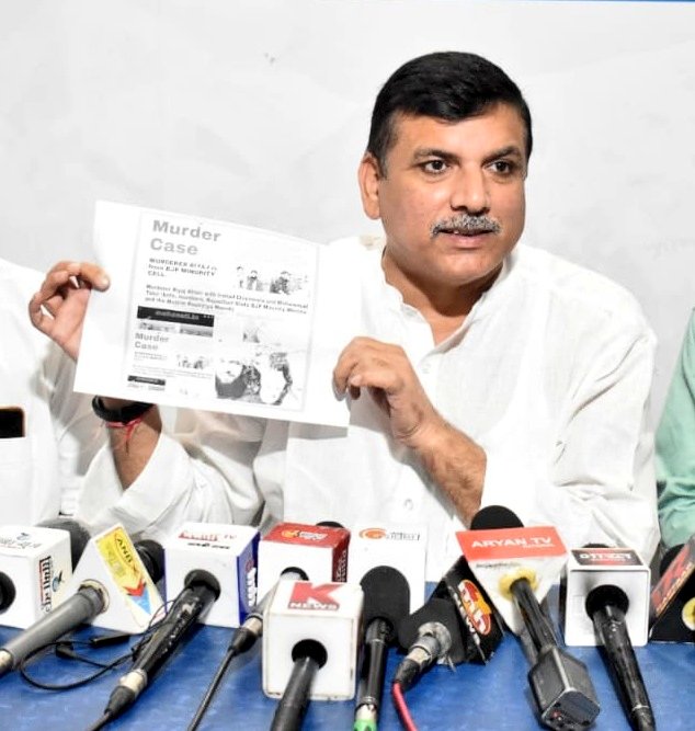 AAPUttarPradesh's tweet photo. एक आदमी की गला काटकर हत्या कर दी गई और जो हत्यारा है उसके रिश्ते भारतीय जनता पार्टी के साथ हैं और पूरी की पूरी भारतीय जनता पार्टी खामोश है। : @SanjayAzadSln https://t.co/PUU0VxAQXM
